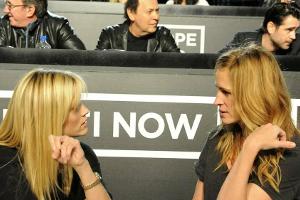 Julia Roberts (r.) übernimmt die Hauptrolle in einer neuen Apple-Serie, Reese Witherspoon (l.) ist ihre Produzentin.