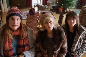 "Weihnachtstöchter": Katarina (Elena Uhlig), Regina (Gesine Cukrowski), Diana (Felicitas Woll) schauen andächtig zum Porträt...