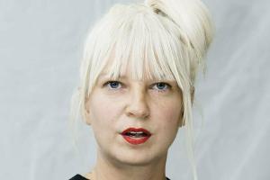 Nach FKA twigs erhebt nun auch Sängerin Sia schwere Vorwürfe gegen Schauspieler Shia LaBeouf.