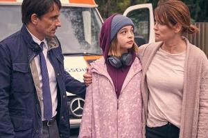 "Aus Haut und Knochen": Susanne (Anja Kling) und Peter (Oliver Mommsen) machen sich Sorgen um ihre Tochter Lara (Lisa-Marie ...