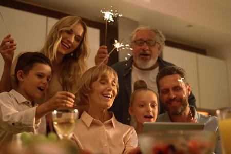 Gemeinsames Singen zu Weihnachten gehört für viele Familien dazu.