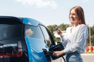 Auch auf McDonald's Parkplätzen kann man nun sein E-Auto laden.