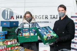 Rhea Harder und Matthias Schloo helfen bei der Hamburger Tafel aus.