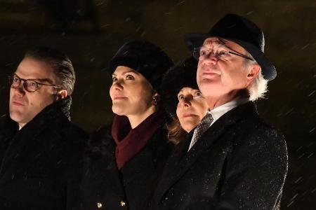 Prinz Daniel, Prinzessin Victoria und Königin Silvia mit König Carl Gustaf bei einem gemeinsamen Auftritt