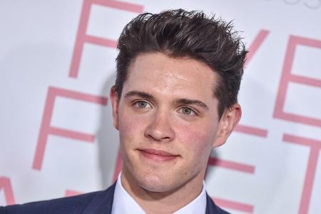 Casey Cott wird bald vor den Traualtar treten.