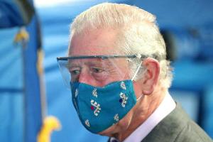 Prinz Charles während des Besuchs eines Corona-Impfzentrums in Gloucestershire.