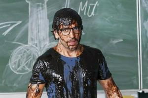 "Fack Ju Göhte": Zeki Müller (Elyas M'Barek) hat es an seinem ersten Arbeitstag nicht leicht.