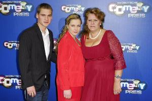 Sarafina Wollny (M.) und ihr Mann Peter werden zum ersten Mal Eltern, ihre Mutter Silvia (r.) erneut Oma.