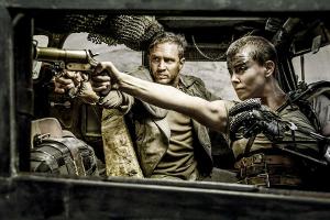 Der Blockbuster "Mad Max: Fury Road" mit Charlize Theron (r.) und Tom Hardy in den Hauptrollen bekommt eine Vorgeschichte.