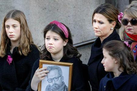 Prinzessin Märtha Louise von Norwegen mit ihren Töchtern auf der Trauerfeier von Ari Behn.