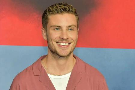 Schauspieler Jannik Schümann überrascht seine Fans mit einem Pärchenfoto.