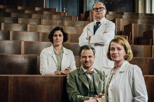 Dritte Staffel "Charité" (v.l.n.r.): Kinderärztin Ingeborg Rapoport (Nina Kunzendorf), Serologe Prof. Otto Prokop (Philipp H...