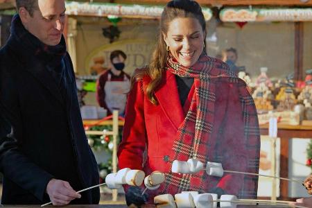 Prinz William und seine Frau haben sichtlich Freud beim Grillen von Marshmallows.