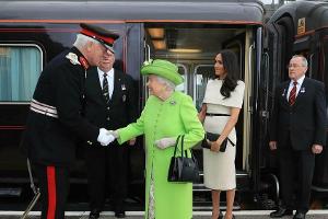 Die Queen und Herzogin Meghan vor dem Royal Train 2018