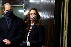 Prinz William und Herzogin Kate vor der Royal Train in Manchester