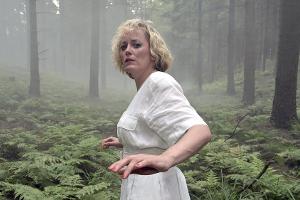 "Das Geheimnis des Totenwaldes (1)": Barbara Neder (Silke Bodenbender) muss fliehen