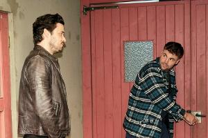 "Unter uns": Bambis (r.) Versuch, einen Einbruch in seiner Werkstatt zu fingieren, fliegt vor Jakob auf