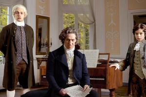 "Louis van Beethoven": Der Jungpianist Colin Pütz (r.) spielt das Wunderkind der Bonner Kindheitstage, Anselm Bresgott (l.) ...