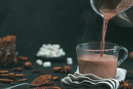 Zimt, Karamell oder Amaretto verfeinern die heiße Schokolade.