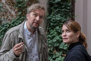 "Das Quartett: Das Mörderhaus": HK Barig (Stephan Grossmann) und Maike (Anja Kling) tauschen erste Informationen aus.