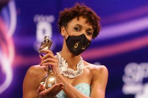 Sportler des Jahres: Weitsprung-Weltmeisterin und "Titelverteidigerin" Malaika Mihambo zeigt ihre Auszeichnung im Corona-Jahr