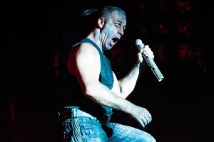 Till Lindemann mit seinem Bühnenmikrofon.