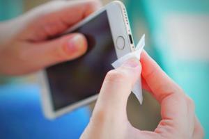 Mit diesen Mitteln ist das Reinigen des Smartphones ein Kinderspiel