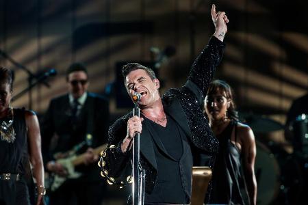 Die Pose hätte schon einmal gestimmt: Robbie Williams auf der Bühne