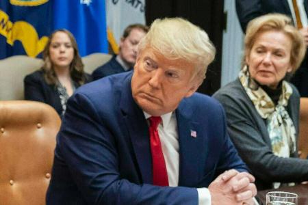 Donald Trump während des Meetings vergangenen Montag, bei dem er sich auch ins Gesicht fasste