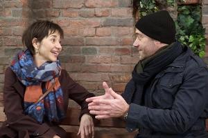 "Unter uns": Merle lässt sich auf einen Flirt mit Peter Mangold ein