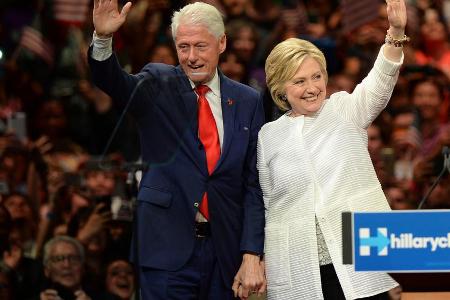 Halten auch heute noch zusammen - und Händchen: Hillary und Bill Clinton.