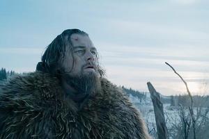 "The Revenant - Der Rückkehrer: Wird es der verwundete Fallensteller Hugh Glass (Leonardo DiCaprio) lebend zu einem rettende...