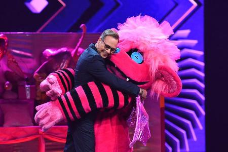 Moderator Matthias Opdenhövel mit dem Monster aus Staffel eins von 