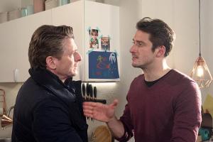 "Rote Rosen": Alex (r.) ist tief getroffen, dass Henning am Tod seiner Mutter schuld ist