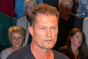 Til Schweiger sitzt derzeit in seinem Zuhause in der Hansestadt Hamburg.