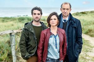 "Nord Nord Mord": Carl Sievers (Peter Heinrich Brix, r.) muss zum ersten Mal mit seinen Kollegen Ina Behrendsen (Julia Brend...