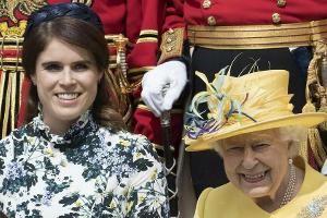 Prinzessin Eugenie und Queen Elizabeth II. beim Gottesdienst am Gründonnerstag 2019 in der St.-George-Kapelle in Windsor.