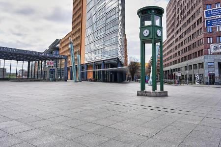 Wie ausgestorben: Der Potsdamer Platz in Berlin während der geltenden Ausgangsbeschränkung aufgrund der Corona-Krise.