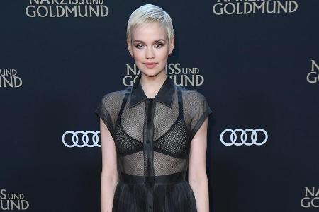 Emilia Schüle auf dem roten Teppich.