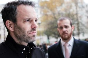 "Unter uns": Till (l.) ist fassungslos, als Eva Noahs Aufenthaltbestimmungsrecht zugesprochen wird