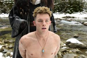 Jannis Niewöhner (vorne) gerät als Goldmund in mehr als eine missliche Lage.