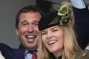 Peter und Autumn Phillips freuen sich gemeinsam beim Pferderennen.