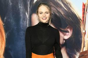 Schauspielerin Lili Epply nimmt das Thema Mode locker.