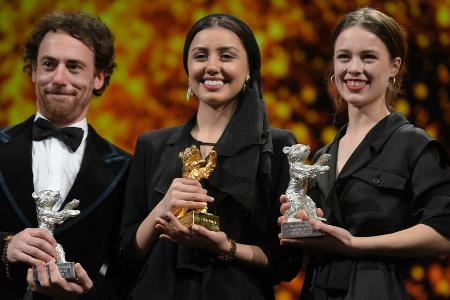 Paula Beer (v.r.), Baran Rasoulof - stellvertretend für den Regisseur Mohammad Rasoulof (Ausreiseverbot) - und Elio Germano ...