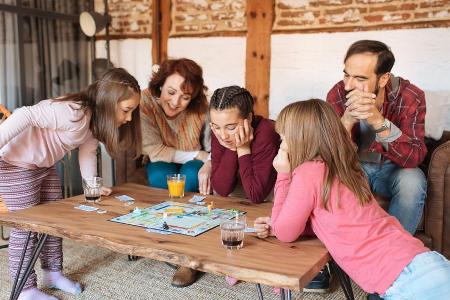 Mit der ganzen Familie ein Brettspiel spielen, ist ein toller Zeitvertreib