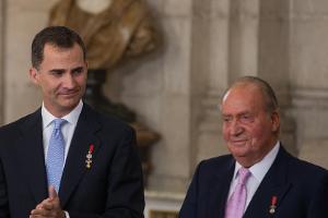 König Felipe VI. mit seine Vater Juan Carlos.
