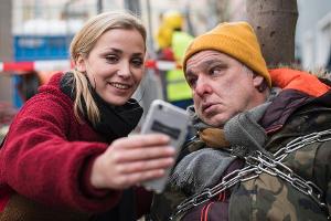 Murat (Erkan Gündüz) in Ketten: Er will eine der Linden in der Straße vor der Abholzung retten - Lea (Anna Sophia Claus) unt...