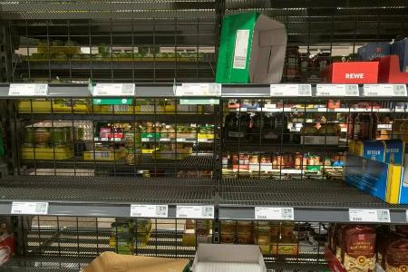 Trotz Corona-Krise besteht kein Anlass, die Regale in den Supermärkten leer zu kaufen.