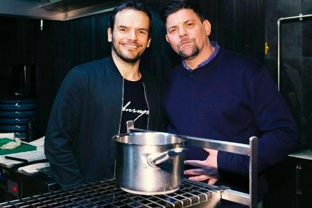 Steffen Henssler (l.) und Tim Mälzer stellen sich dem Küchen-Duell