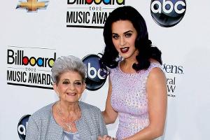 Katy Perry an der Seite ihrer Großmutter Ann Pearl Hudson.